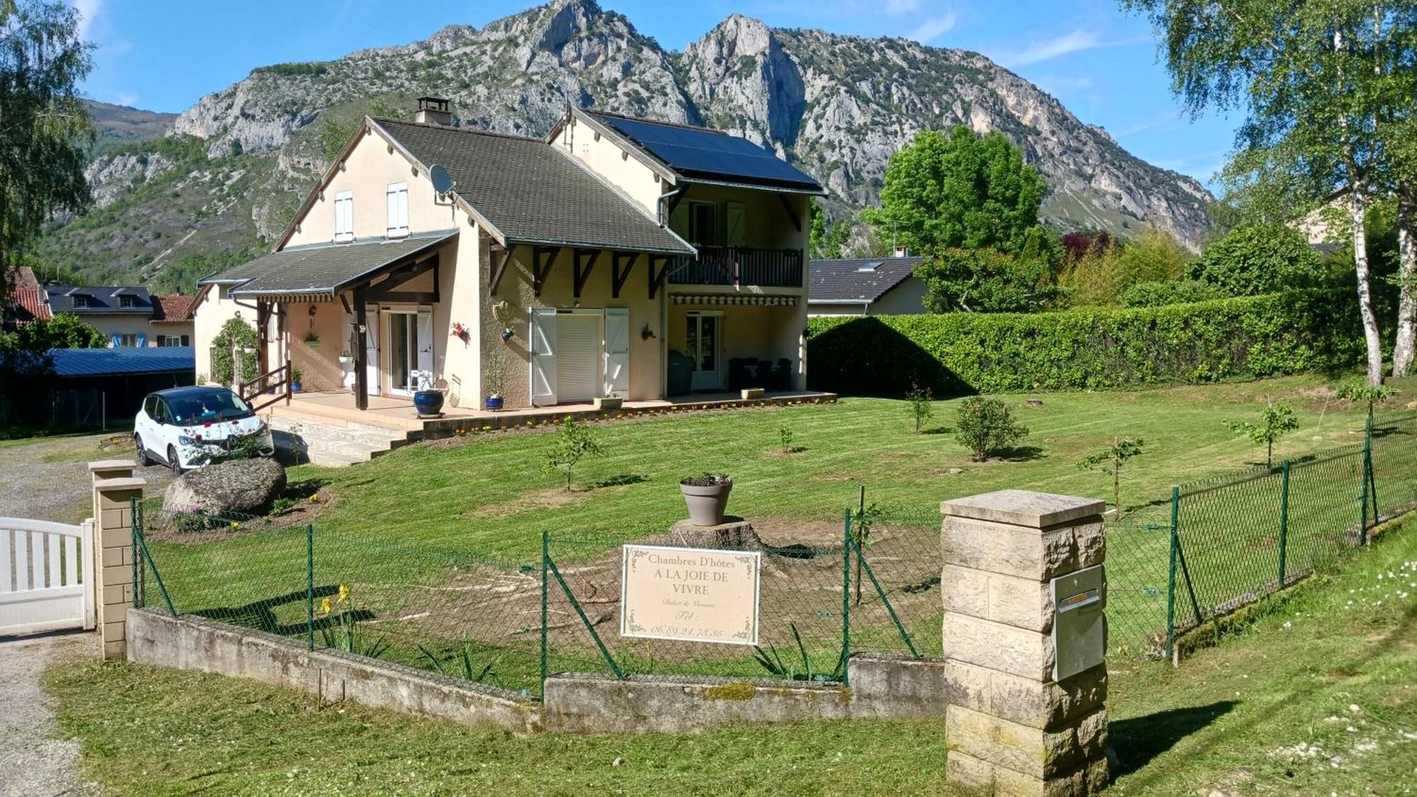 A La Joie De Vivre Chez L'Habitant Banat Luaran gambar